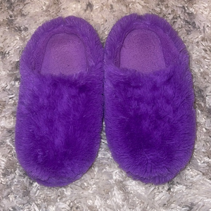 Women’s fluffy slippers in purple size small‎ 5-6 slip on house shoes
